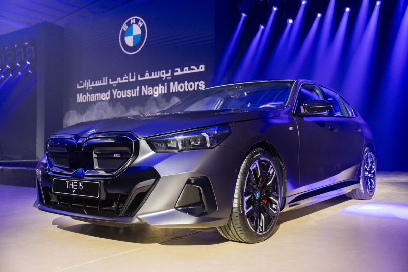 سيارة BMW i5 الكهربائية الجديدة