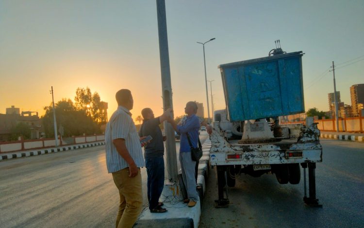 رفع كفاءة الإنارة بمدخل منفلوط القبلي والطريق السريع وصيانة الأعمدة والكشافات لتعزيز الأمان وتحسين (9)