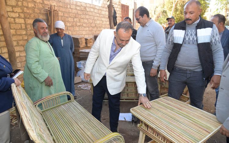 محافظ أسيوط يتفقد ورشة لتصنيع أقفاص من جريد النخيل بمركز ساحل سليم (12)