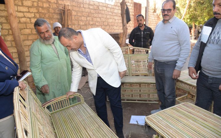 محافظ أسيوط يتفقد ورشة لتصنيع أقفاص من جريد النخيل بمركز ساحل سليم (13)