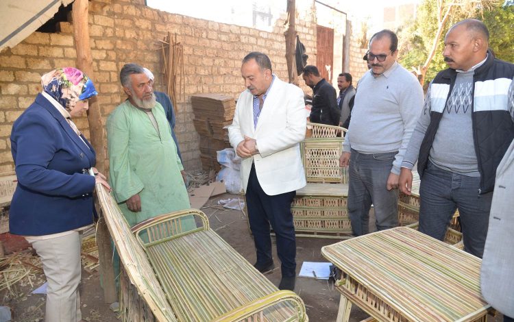 محافظ أسيوط يتفقد ورشة لتصنيع أقفاص من جريد النخيل بمركز ساحل سليم (2)