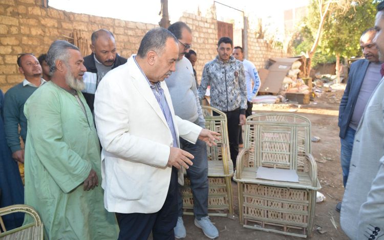 محافظ أسيوط يتفقد ورشة لتصنيع أقفاص من جريد النخيل بمركز ساحل سليم (3)
